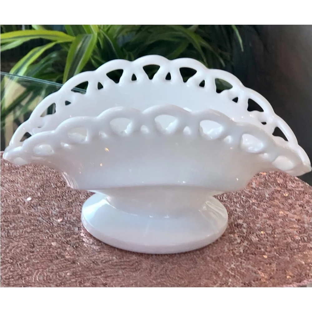 Vintage LE Smith White Milk Glass Colonial Lace Edge Banana Bowl - Mint